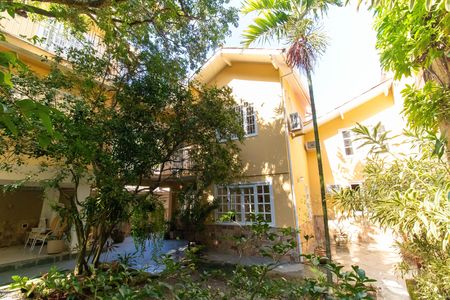 Casa à venda com 360m², 5 quartos e 3 vagas Casa à venda com 360m², 5 quartos e 3 vagasÁrea externa