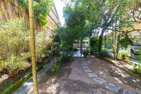Casa à venda com 360m², 5 quartos e 3 vagas Casa à venda com 360m², 5 quartos e 3 vagasÁrea externa