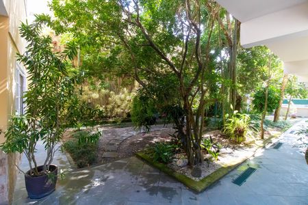 Casa à venda com 360m², 5 quartos e 3 vagas Casa à venda com 360m², 5 quartos e 3 vagasÁrea externa