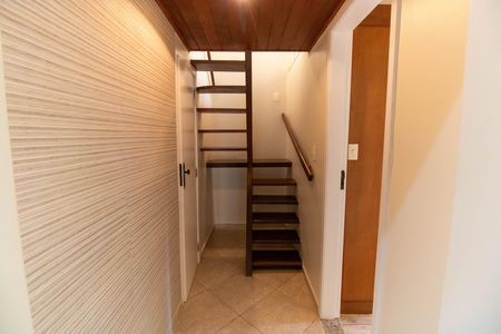 Casa à venda com 360m², 5 quartos e 3 vagas Casa à venda com 360m², 5 quartos e 3 vagasHall