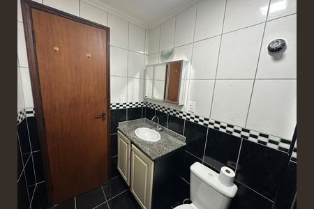 Banheiro social de apartamento para alugar com 1 quarto, 48m² em Itararé, São Vicente