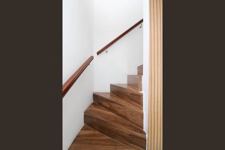 Casa à venda com 100m², 2 quartos e 2 vagasEscada 