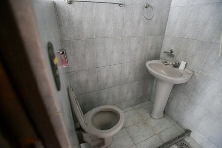 Casa para alugar com 351m², 5 quartos e 3 vagasBanheiro da Área de Serviço