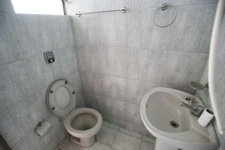 Casa para alugar com 351m², 5 quartos e 3 vagasBanheiro da Área de Serviço