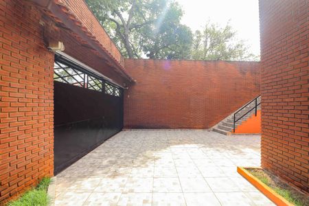 Casa à venda com 281m², 7 quartos e 5 vagas Casa à venda com 281m², 7 quartos e 5 vagasGaragem / Quintal