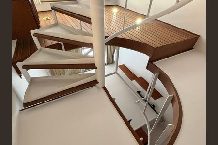 Apartamento à venda com 80m², 1 quarto e 1 vaga Apartamento à venda com 80m², 1 quarto e 1 vagaEscada