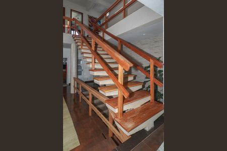 Casa à venda com 400m², 4 quartos e 4 vagasEscada