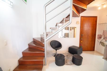 Apartamento para alugar com 66m², 2 quartos e 2 vagas Apartamento para alugar com 66m², 2 quartos e 2 vagasEscada