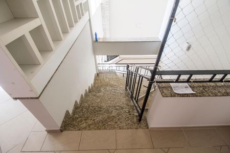 Casa de condomínio para alugar com 334m², 4 quartos e 4 vagas Casa de condomínio para alugar com 334m², 4 quartos e 4 vagasEscada