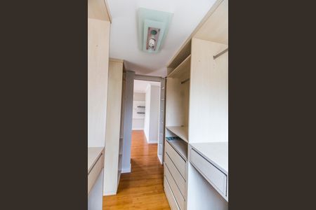 Casa de condomínio para alugar com 334m², 4 quartos e 4 vagas Casa de condomínio para alugar com 334m², 4 quartos e 4 vagasCloset da suíte