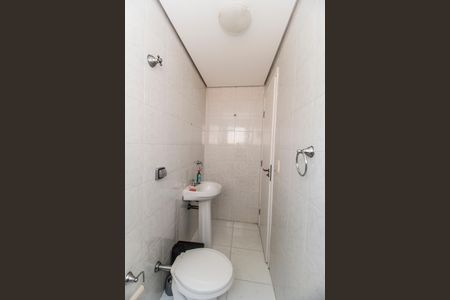 Casa de condomínio para alugar com 334m², 4 quartos e 4 vagas Casa de condomínio para alugar com 334m², 4 quartos e 4 vagasBanheiro de serviço