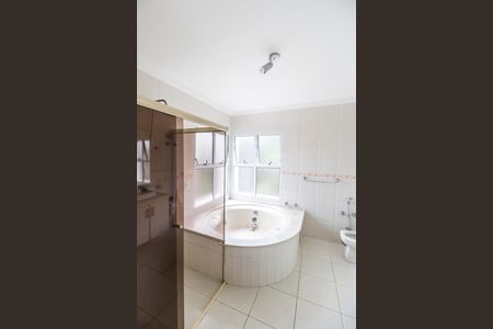 Casa de condomínio para alugar com 334m², 4 quartos e 4 vagas Casa de condomínio para alugar com 334m², 4 quartos e 4 vagasBanheiro da Suíte