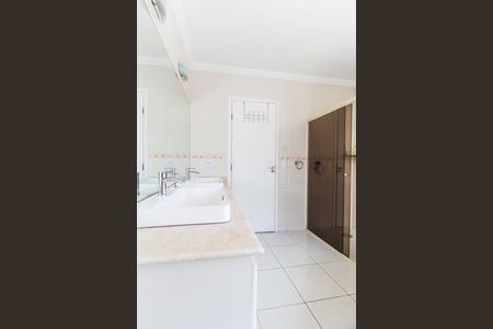 Casa de condomínio para alugar com 334m², 4 quartos e 4 vagas Casa de condomínio para alugar com 334m², 4 quartos e 4 vagasBanheiro da Suíte