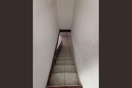 Casa para alugar com 120m², 2 quartos e 1 vaga Casa para alugar com 120m², 2 quartos e 1 vagaEscada
