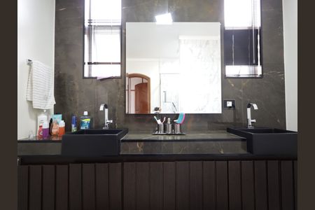 Casa à venda com 435m², 3 quartos e 3 vagasBanheiro da Suíte 1