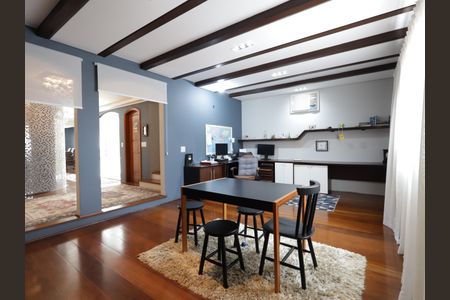 Casa à venda com 435m², 3 quartos e 3 vagasEscritório