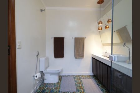 Casa à venda com 435m², 3 quartos e 3 vagasBanheiro da Suíte 2