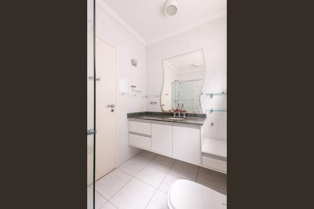 Casa de condomínio para alugar com 450m², 3 quartos e 4 vagasBanheiro Suíte 1