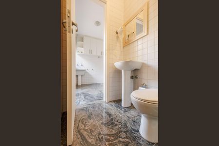 Casa de condomínio para alugar com 450m², 3 quartos e 4 vagasBanheiro de Serviço