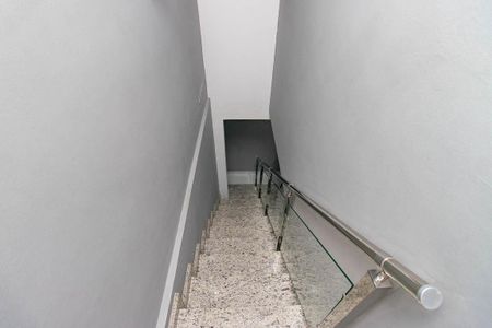 Casa para alugar com 120m², 2 quartos e 1 vaga Casa para alugar com 120m², 2 quartos e 1 vagaEscada