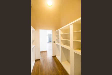 Closet da suíte de casa de condomínio para alugar com 5 quartos, 700m² em Alphaville, Santana de Parnaíba
