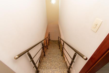 Casa à venda com 240m², 3 quartos e 2 vagasEscada