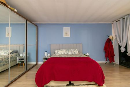 Casa à venda com 240m², 3 quartos e 2 vagasSuíte