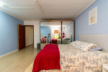 Casa à venda com 240m², 3 quartos e 2 vagasSuíte