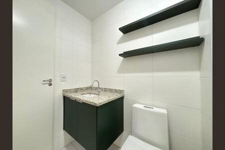 Banheiro  de kitnet/studio para alugar com 1 quarto, 24m² em Pinheiros, São Paulo