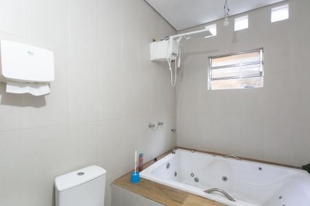 Casa para alugar com 150m², 2 quartos e 3 vagas Casa para alugar com 150m², 2 quartos e 3 vagasBanheiro social