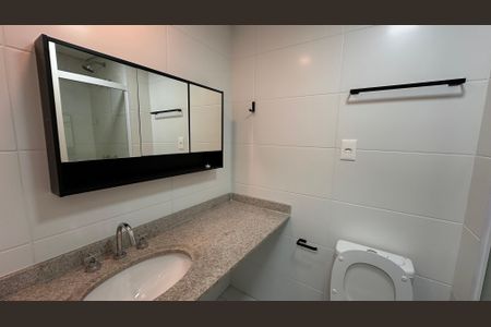 Banheiro social de kitnet/studio à venda com 1 quarto, 32m² em Santo Amaro, São Paulo