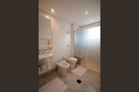 Apartamento à venda com 244m², 3 quartos e 3 vagasBanheiro do Quarto 2