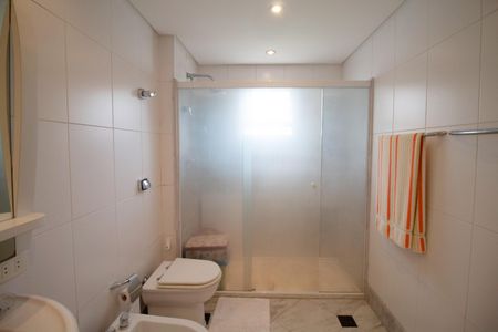 Apartamento à venda com 244m², 3 quartos e 3 vagasBanheiro do Quarto 2