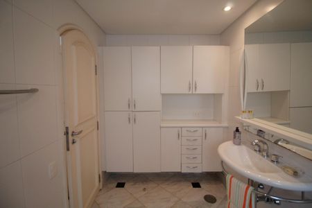 Apartamento à venda com 244m², 3 quartos e 3 vagasBanheiro do Quarto 2