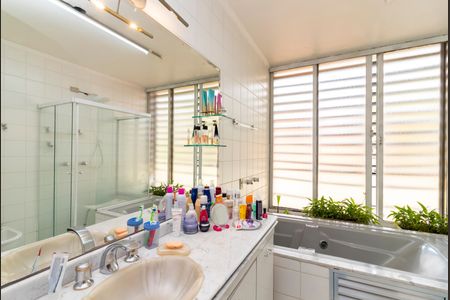 Casa à venda com 462m², 4 quartos e 6 vagasBanheiro da Suíte 1