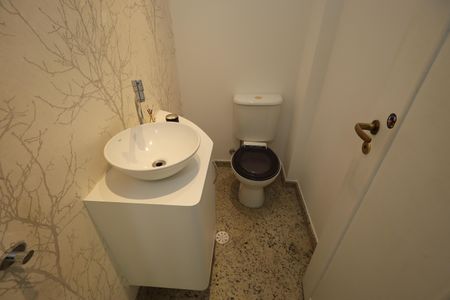 Casa de condomínio à venda com 136m², 3 quartos e 2 vagasLavabo