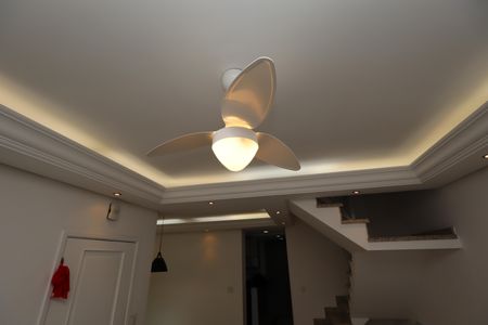 Casa de condomínio à venda com 136m², 3 quartos e 2 vagasSala de TV