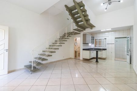 Sala de casa de condomínio para alugar com 3 quartos, 130m² em Jardim Tupanci, Barueri