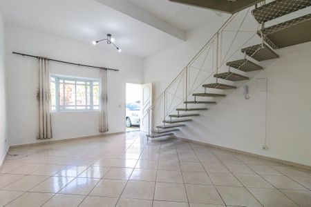 Sala de casa de condomínio para alugar com 3 quartos, 130m² em Jardim Tupanci, Barueri