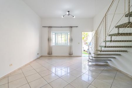 Sala de casa de condomínio para alugar com 3 quartos, 130m² em Jardim Tupanci, Barueri