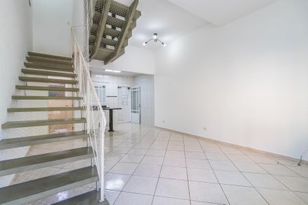 Sala de casa de condomínio para alugar com 3 quartos, 130m² em Jardim Tupanci, Barueri