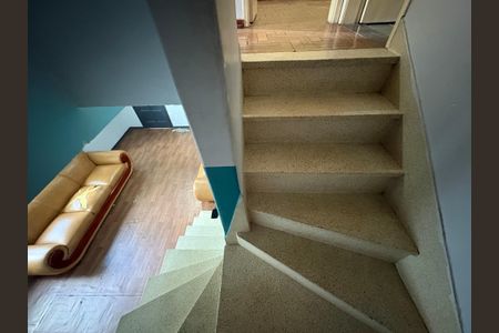 Casa à venda com 120m², 3 quartos e 2 vagasEscada 