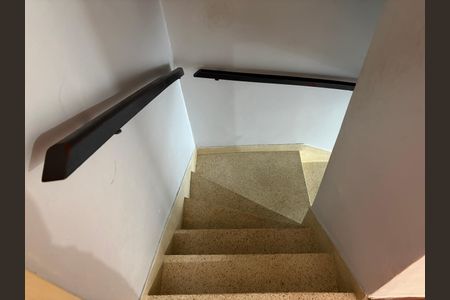 Casa à venda com 120m², 3 quartos e 2 vagasEscada