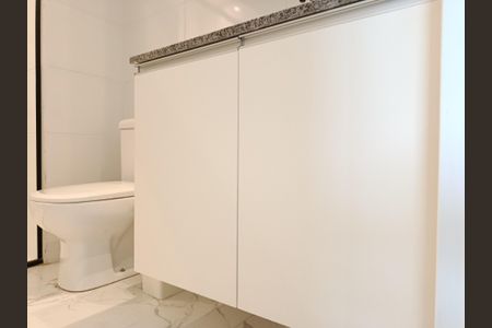 Banheiro de kitnet/studio para alugar com 1 quarto, 32m² em Pinheiros, São Paulo