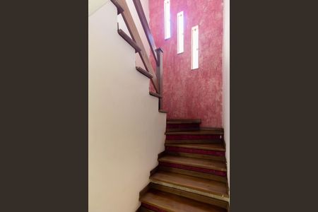 Casa para alugar com 270m², 3 quartos e 5 vagas Casa para alugar com 270m², 3 quartos e 5 vagasEscada