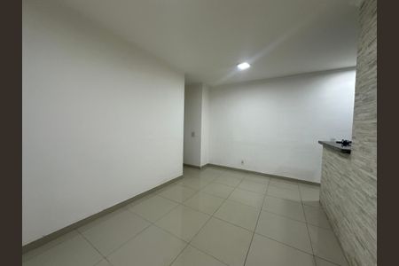 Sala de apartamento para alugar com 2 quartos, 72m² em Jardim Tupanci, Barueri