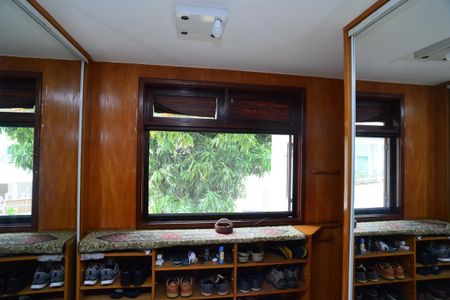 Casa de condomínio à venda com 432m², 4 quartos e 3 vagasCloset