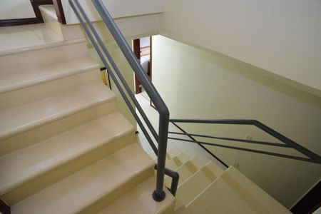 Casa de condomínio à venda com 432m², 4 quartos e 3 vagasEscada 3º Piso