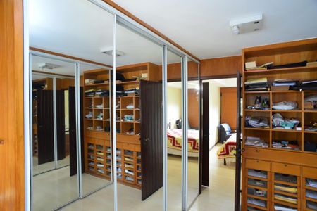 Casa de condomínio à venda com 432m², 4 quartos e 3 vagasCloset