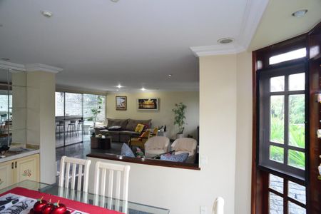 Casa de condomínio à venda com 432m², 4 quartos e 3 vagasSala